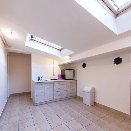 Faust Aparthostel Ostello